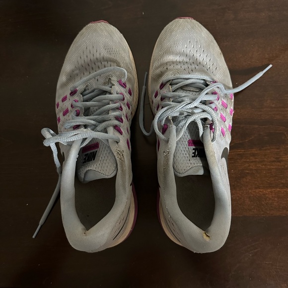 Gently used Nike sneakers - Picture 2 of 4